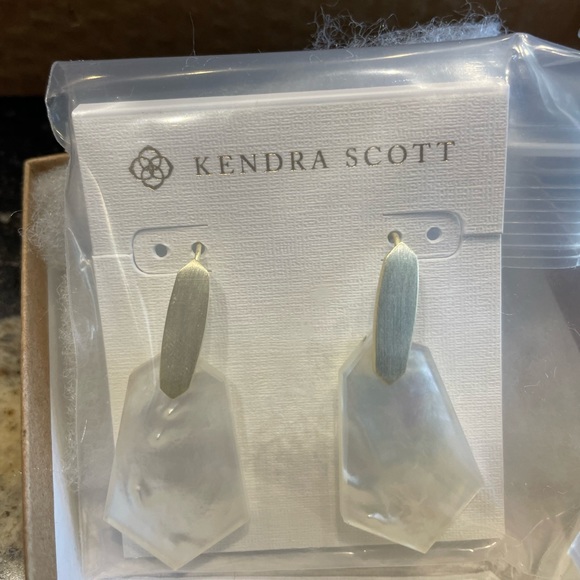 NWOT Kendra Scott Mother of Pearl earrings New still in packaging. Never Worn - Picture 2 of 3